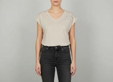 koszula damska, rozmiar m stan: używany rozmiar: m kolor: beżowy wady: wymaga wyprasowania sposób dopasowania rozmiaru: etykieta materiał: bawełna 10zł: Beloved, Women`s T-shirt, size M