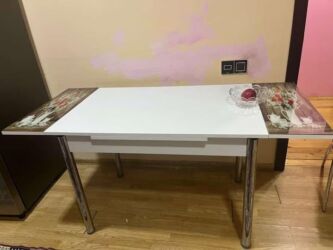 metbext stolu: Qonaq masası, İşlənmiş, Dördbucaq masa