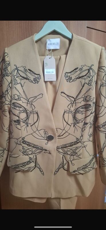 Plaşlar: Brend: NüMİNAL Model: Qadın kostyumu – blazer gödəkcə və şalvar Rəng