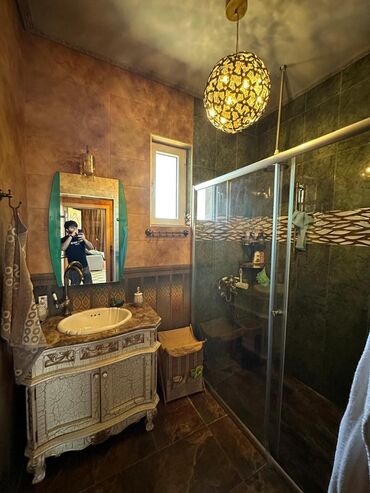 Həyət evləri və villaların satışı: Satılır: geniş həyətli fərdi yaşayış evi (tam mebellə) - 2 mərtəbəli — 4