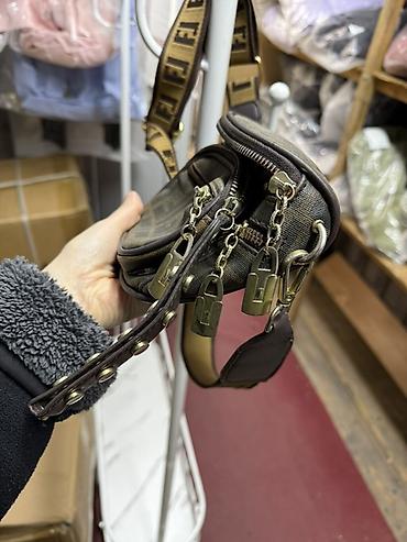 Сумки: Сумка через плечо в стиле Fendi с монограммным принтом FF. - — 4