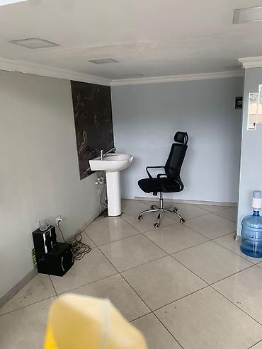 Salon, tibbi mebel: Obyekt icarəyə verilir. 50 m2, isti pol, kondisioner var. Yolkənarı — 5