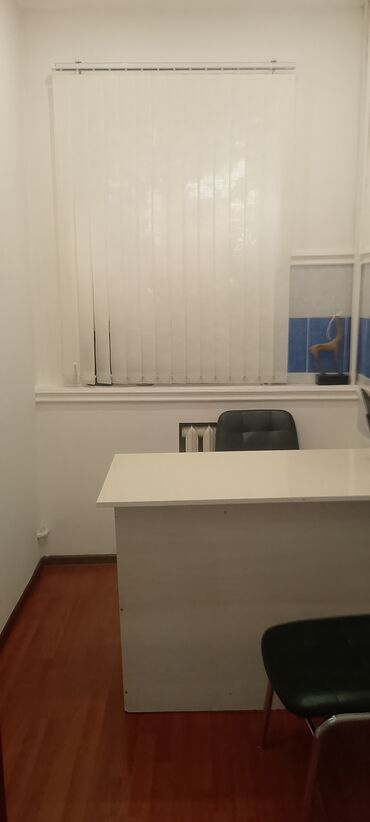 снять склад в аренду: Сдаю кабинет в проходимом месте. доступ с 9 до 21 будние дни, с 10 до