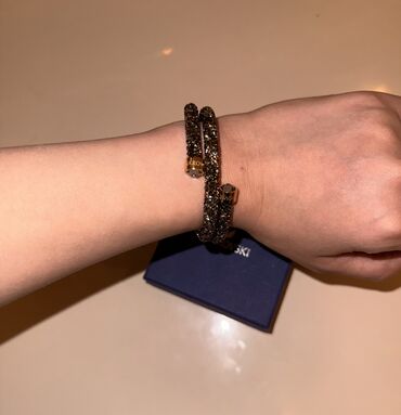 tek das uzukler: Swarovski qolbaq yenidir. Hediyye alinib hec istifade edilmeyib. Rengi