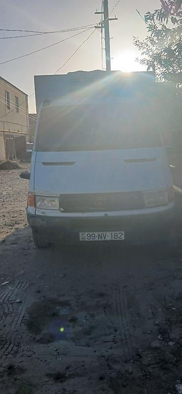 şadman maşını: Iveco Daily yük furqonu - Marka/model: Iveco (sükan üzərində “IVECO” — 3