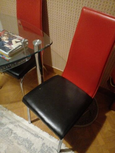 Masa və oturacaq dəstləri: КУХОННЫЙ СТОЛ, СТЕКЛЯННЫЙ. НОВЫЙ. Продается за 250м. ТРЕУГОЛЬНЫЙ СТОЛ — 8