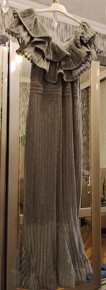 smart saat iphone: Gümüşü rəngli, parıltılı maxi ziyafət paltarı. - Off-shoulder kəsim — 1