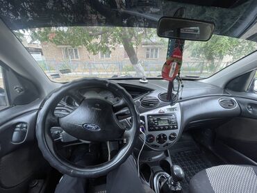 Ford: Автомобиль Ford Focus с механической коробкой передач. В салоне
