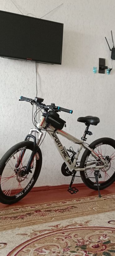 SPORT TIME markalı, ağ rəngli, diskinə qədər uzanan qırmızı rəngli