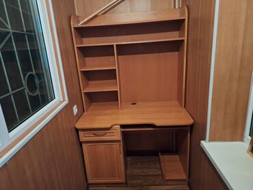 Компьютердик столдор: Компьютердик үстөлү, Текчелери бар