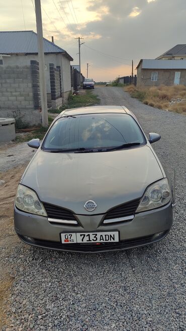 фит приматок: Автомобиль Nissan Primera седан в сером цвете. Модель имеет