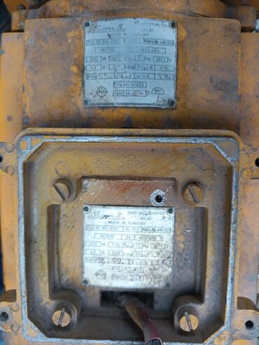 Скутеры: Мопед красного цвета с черными и серыми акцентами. Оснащен передней — 11