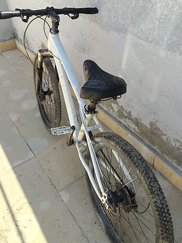 velosipedler: Velosiped – dağ/trek tipli, 26" təkərli Xüsusiyyətlər: - Çərçivə — 5