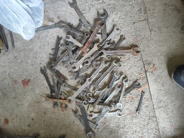 Наборы инструментов: Инструменты советские - молотки по 200 сом; ножницы по металлу большие — 7