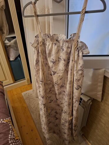 Gündəlik donlar: Ağ rəngdə, qara çiçək naxışlı, uzunqol qadın midi donu. Donun V — 17