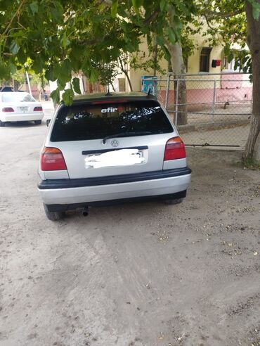 Volkswagen: Gümüşü rəngdə, Volkswagen Golf III modeli satılır. Avtomobil səliqəli