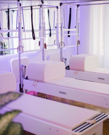 idman trenajorları nin satışı: Sportline markalı, ağ rəngdə Pilates reformer dəsti. 2 towe