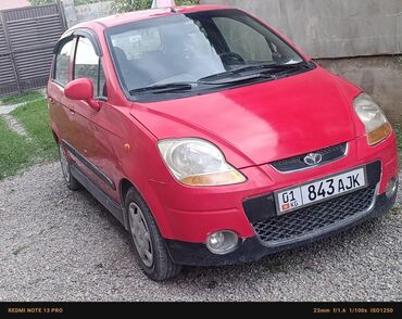 эски машына: Красный хэтчбек Daewoo Matiz, компактный городской автомобиль