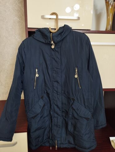 Демисезонные куртки: Продаю 1)осенне-весеннюю подросковую куртку 40-42размер.Синего — 9