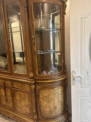 şəkidə satılan evlər: Новый, Распашной, 5 дверей Прямой шкаф, Сервант
