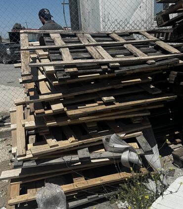 Palletlər, paddonlar: Çoxsayli Palet taxtalaridi.Ünvan saray postuna çatmamış yolun saği
