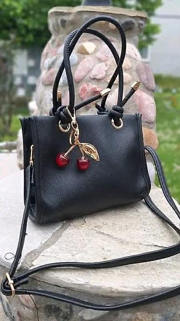 torbe slike: Ženska torba – mini/medium model sa privjeskom trešnje - Moderna — 1