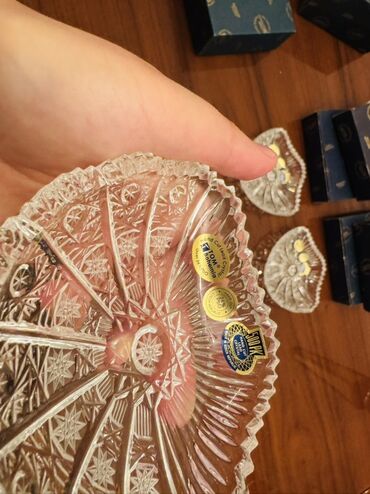 Külqabılar: Dörd ədəd "TOM Bohemia Crystal" markalı kristal qab dəsti. Hər qabın — 3