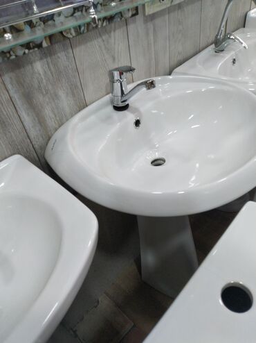 тюльпан: Ayaq üstə dayanan, ağ rəngli keramika lavabo, hamam otaqları üçün