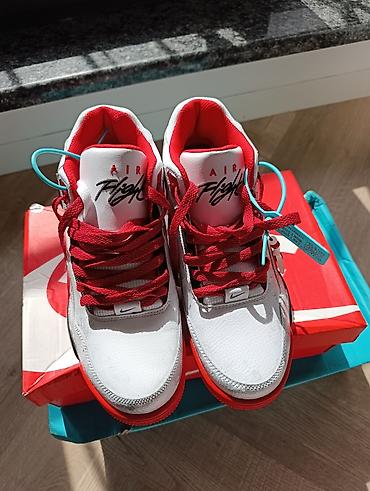 Nike Air Flight – кроссовки баскетбольного стиля в бело‑красной