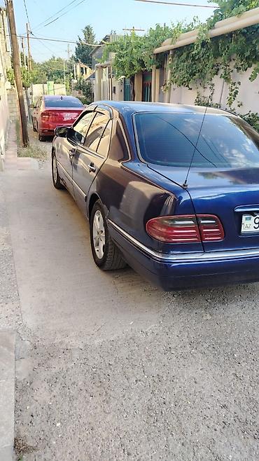 a class mercedes: Mercedes‑Benz E‑Class (W210), sedan, tünd göy rəng. Xüsusiyyətlər: - — 4