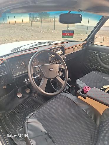 VAZ (LADA): LADA 2107, ağ rəng, sedan kuzov. Texniki xüsusiyyətlər: - — 2