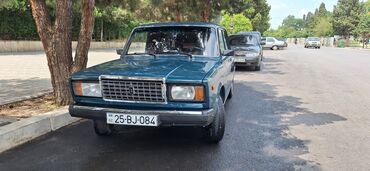 VAZ (LADA): Mavi rəngdə olan VAZ 2107 sedan avtomobili. Avtomobil səliqəli görünür