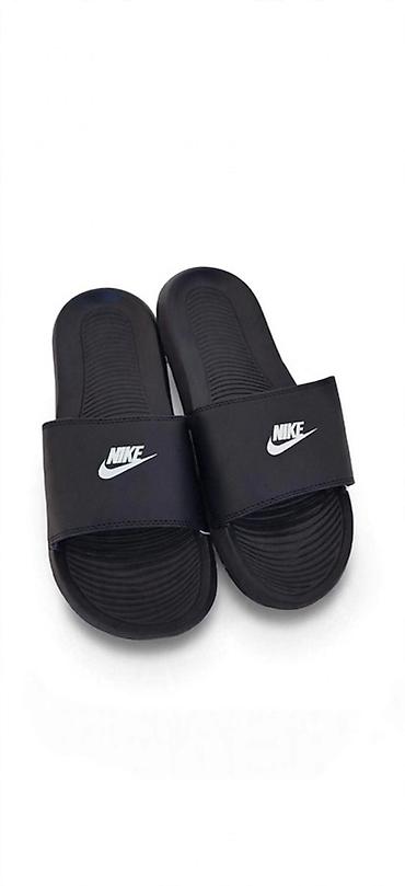 planika kucne papuce: Nike crne papuče – model sa jednom širokom trakom. - Boja: crna sa — 1