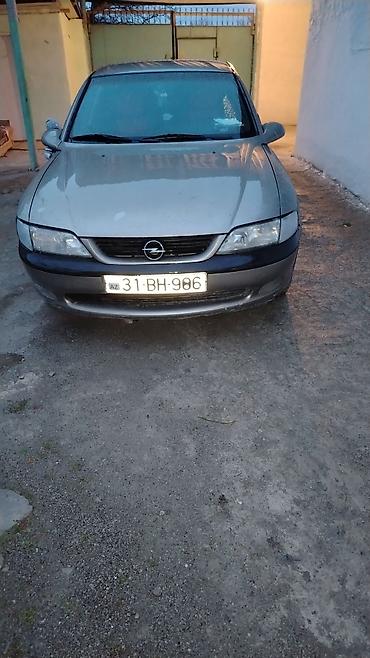 Opel: Opel Vectra sedan - Kuzov: 4 qapılı sedan, bej rəng - Mühərrik — 2