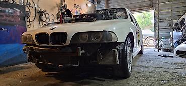 bmw e39 qapı: BMW 5 Series E39 sedan – ağ rəng Xüsusiyyətlər: - Korpus: 4 qapılı — 4