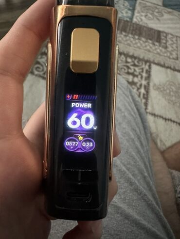 Qəlyan, vayp və aksesuarları: Qızılı və qara rənglərdə olan Geekvape elektron siqareti. Göstərici