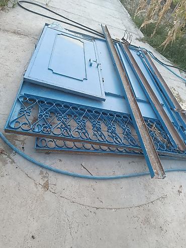 darvaza qapıları: Mavi rəngli metal darvaza və qapı komplekti. Dəmir konstruksiyadan — 1