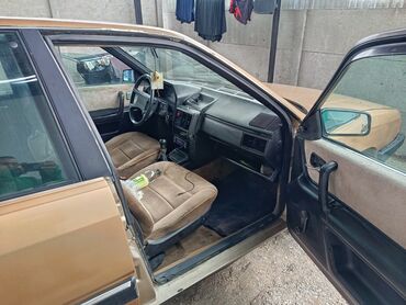 Audi 100: 1989 г., 0.2 л, Механика, Седан
