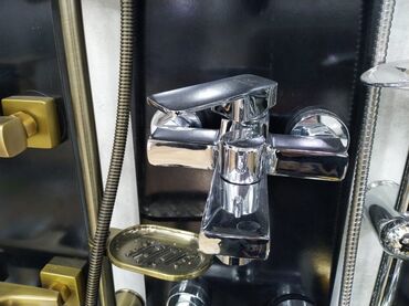 смеситель для душа: Vanna otağı üçün divara quraşdırılan qarışdırıcı kran - Material