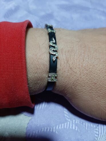 Narukvice: Srebrna narukvica 925 finoce sa gumenom podloskom ima dva slova i — 3