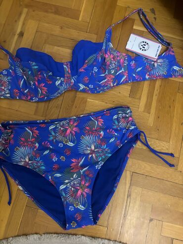 Toy paltarları və aksesuarları: Kupalnik teze,52-56 razmer,10 man satiram