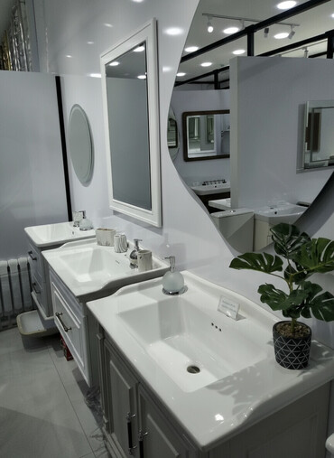 hamam ucun krantlar: Ağ rəngli rəfləri və aynası olan hamam mebeli dəsti. Bu dəstə iki ayrı