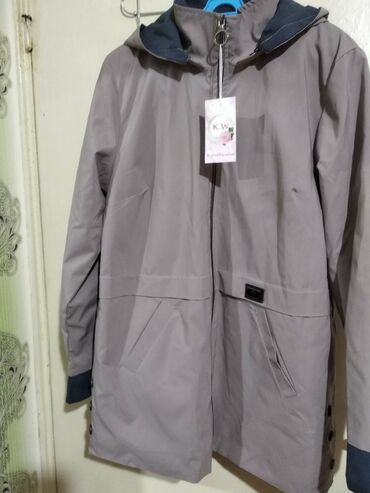демисезонные куртки с капюшоном: Продаётся куртка новая размер 46 -48 1500