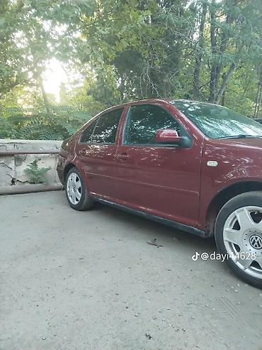 qapi zili: Volkswagen Bora sedan – borda/qırmızı rəng. - Kuzov: 4 qapılı — 2