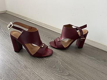 balenciaha: Ženske sandale na visoku blok štiklu, bordo boje. - Dizajn sa širokim — 3