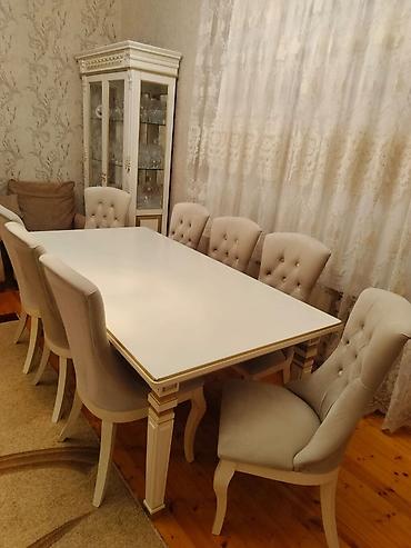 perde dekorları: - Yemək otağı üçün klassik üslubda masa və 6 ədəd stul dəsti - Rəng — 1