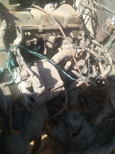 ниссан блюберд запчасти: Двигатель бензиновый 4-цилиндровый в сборе (рядный). На фото видны: -