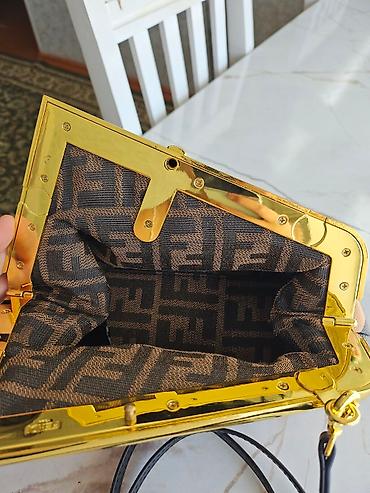 Личные вещи: Сумка Fendi с жёсткой рамкой и длинным ремнём через плечо. - — 2