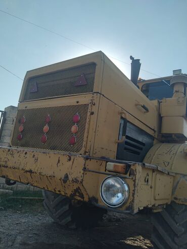 Yem üyüdən aparatlar: Ağır sinif dörd təkərli, oynaqlı şassili traktor və arxasına qoşulu