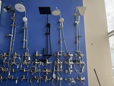Mətbəx kranları: Divarda montaj üçün nəzərdə tutulmuş müxtəlif duş sistemləri təklif